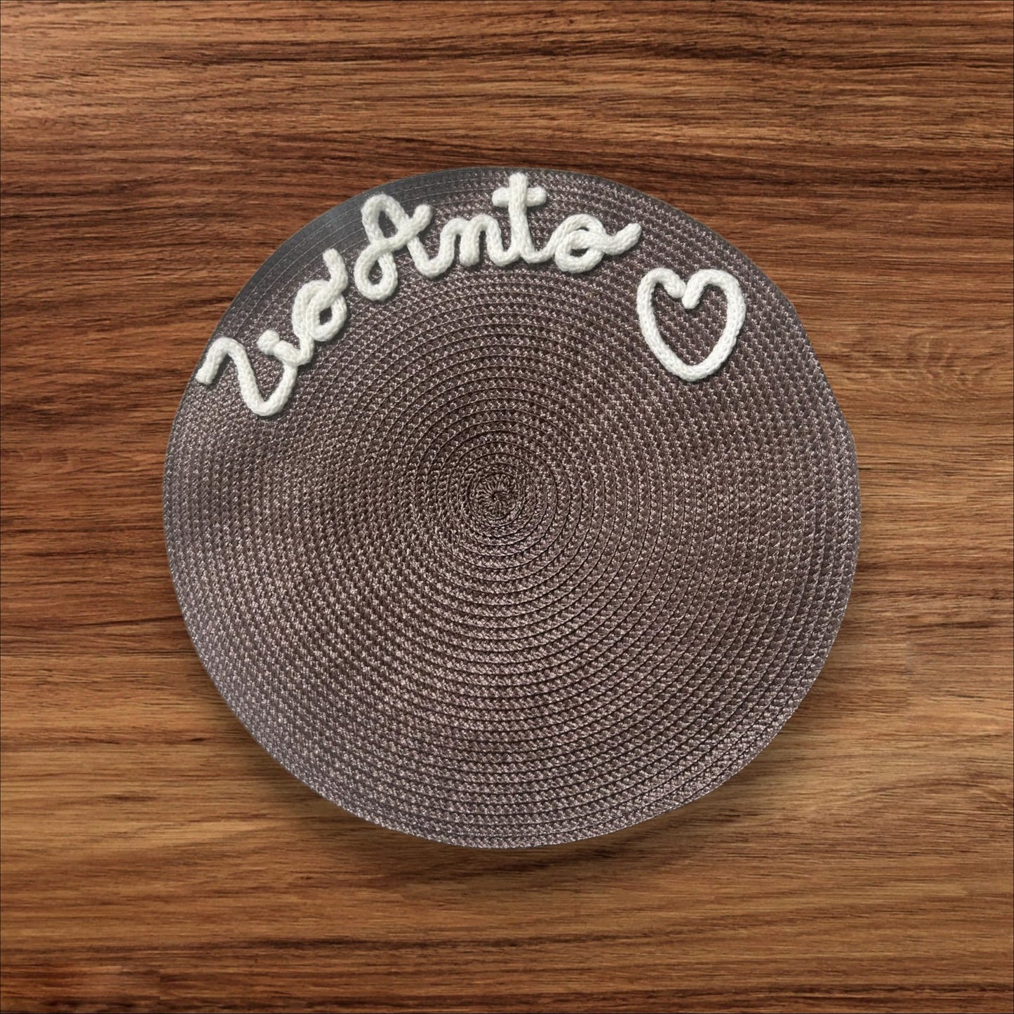 Tovaglietta Marrone americana rotonda personalizzata in tricotin. - #intreccio_lia#