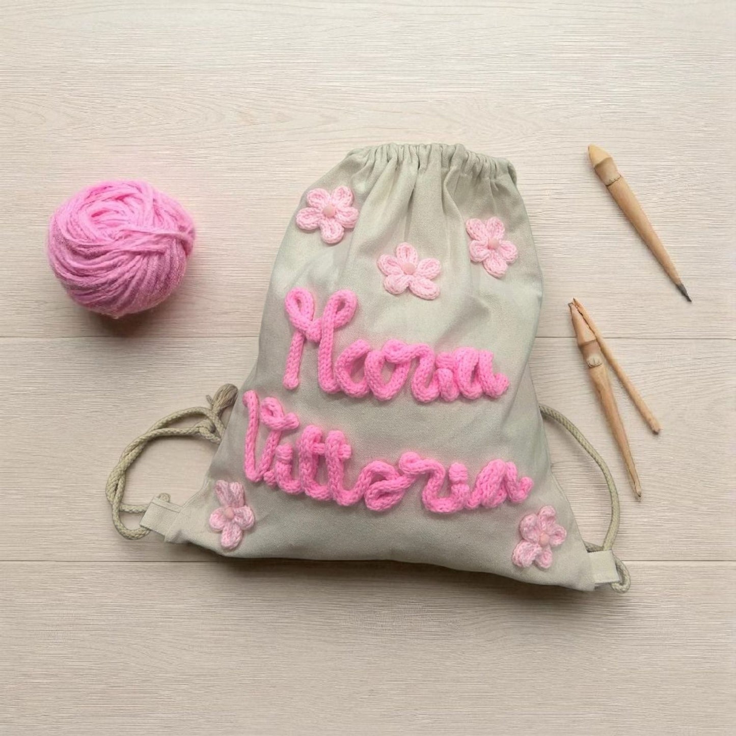 Zaino a sacca con nome personalizzato in Tricotin. - intreccio_lia