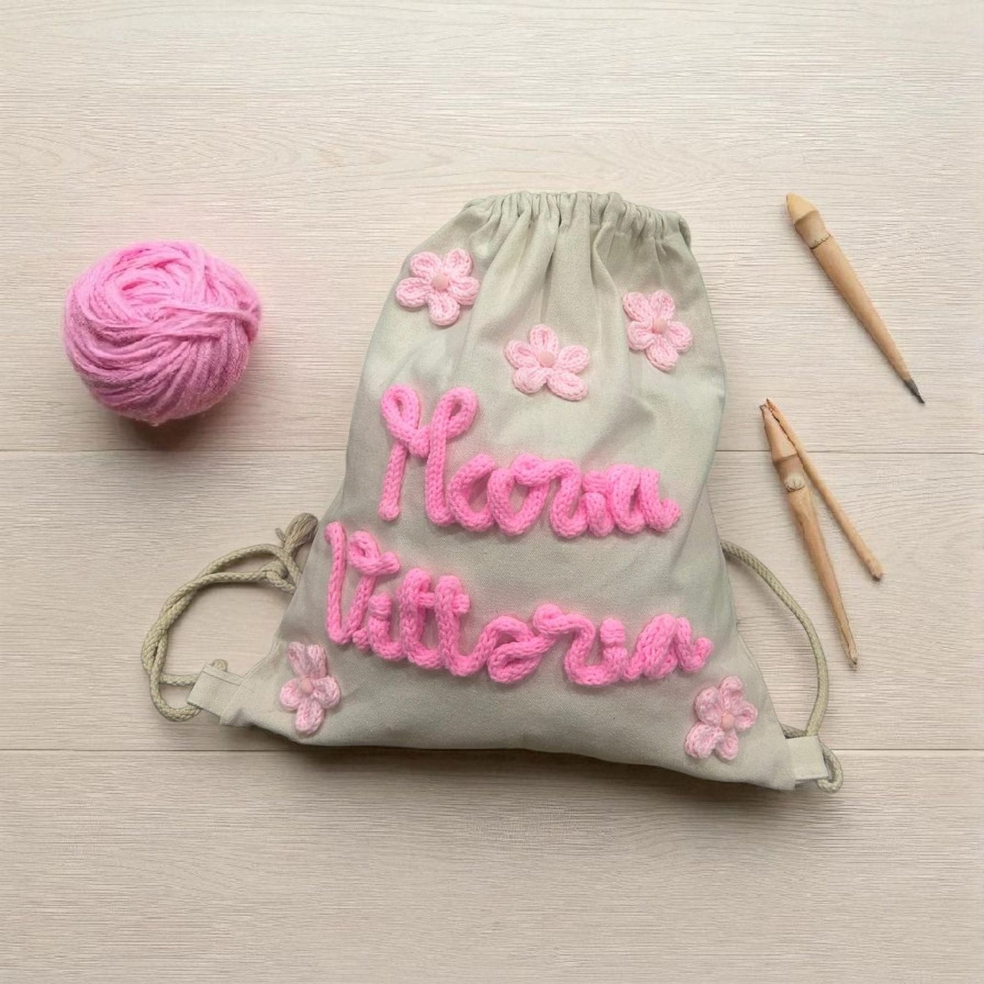 Zaino a sacca con nome personalizzato in Tricotin. - intreccio_lia